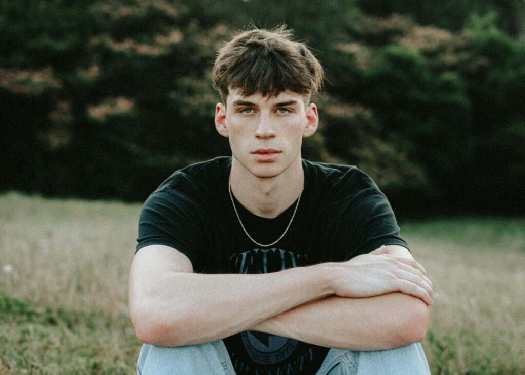 a person with the arms crossed